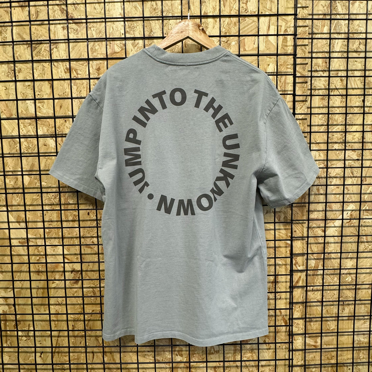 Schweres, verblasstes Storm-T-Shirt