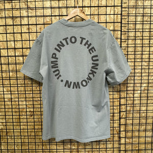 Schweres, verblasstes Storm-T-Shirt