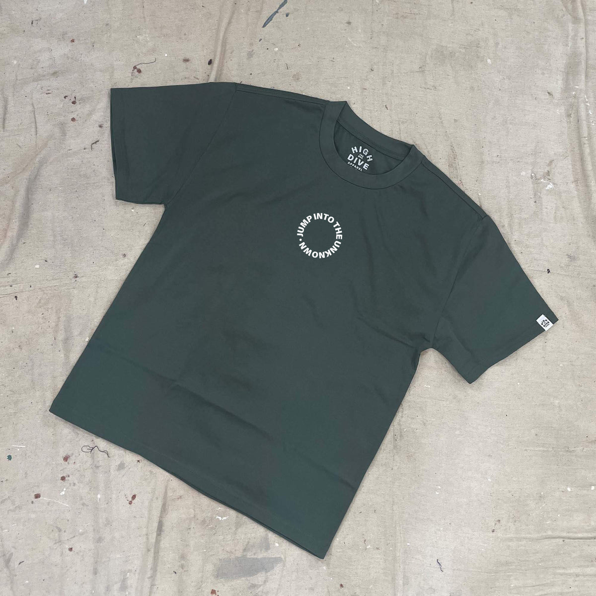 Camiseta de salto a lo desconocido con el círculo de peso pesado 