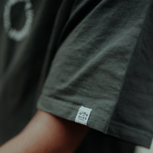 Camiseta de salto a lo desconocido con el círculo de peso pesado 