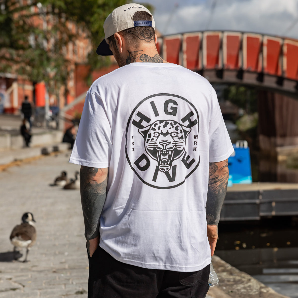Camiseta blanca con el logo de la pantera 