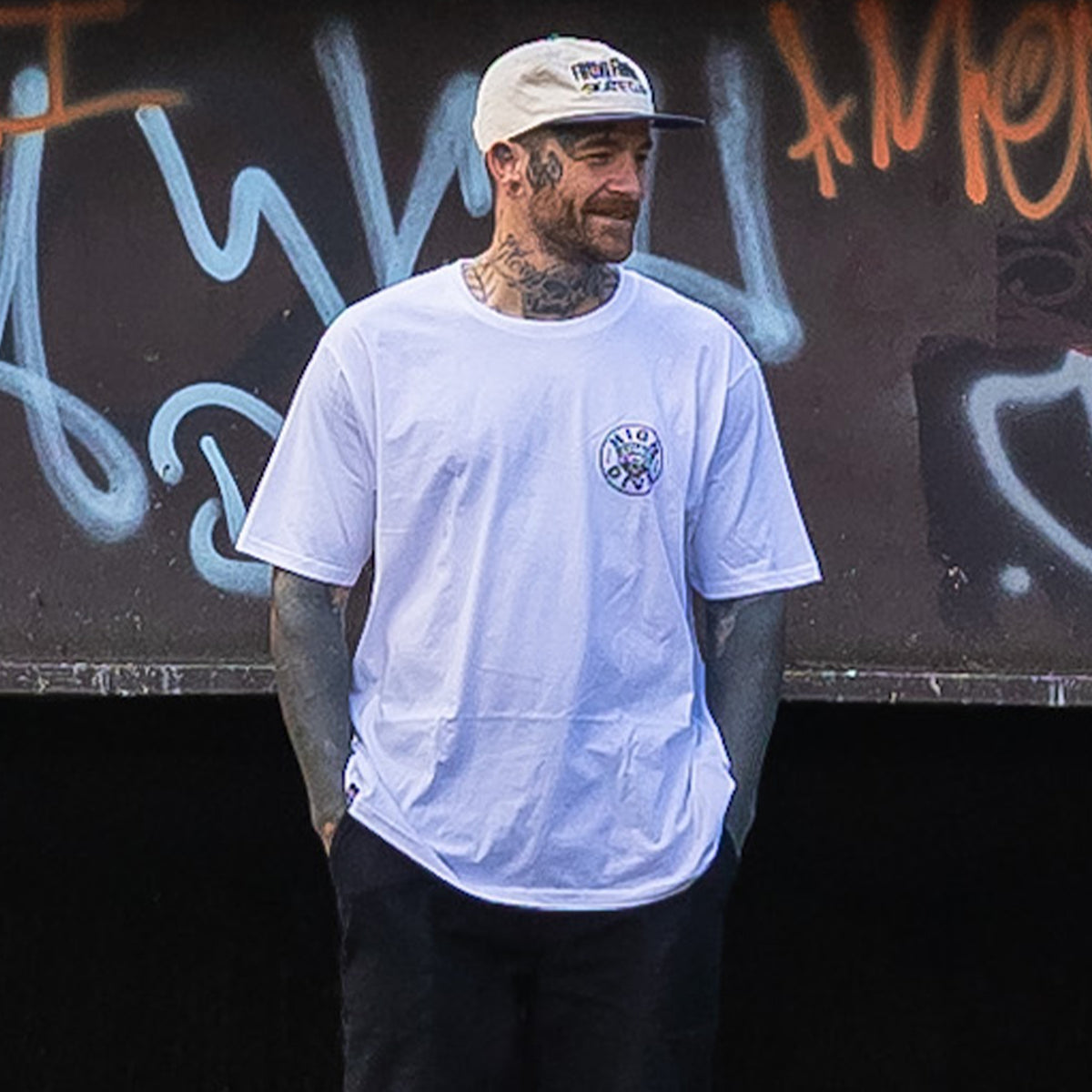 Camiseta blanca con el logo de la pantera 