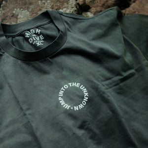 Camiseta de salto a lo desconocido con el círculo de peso pesado 
