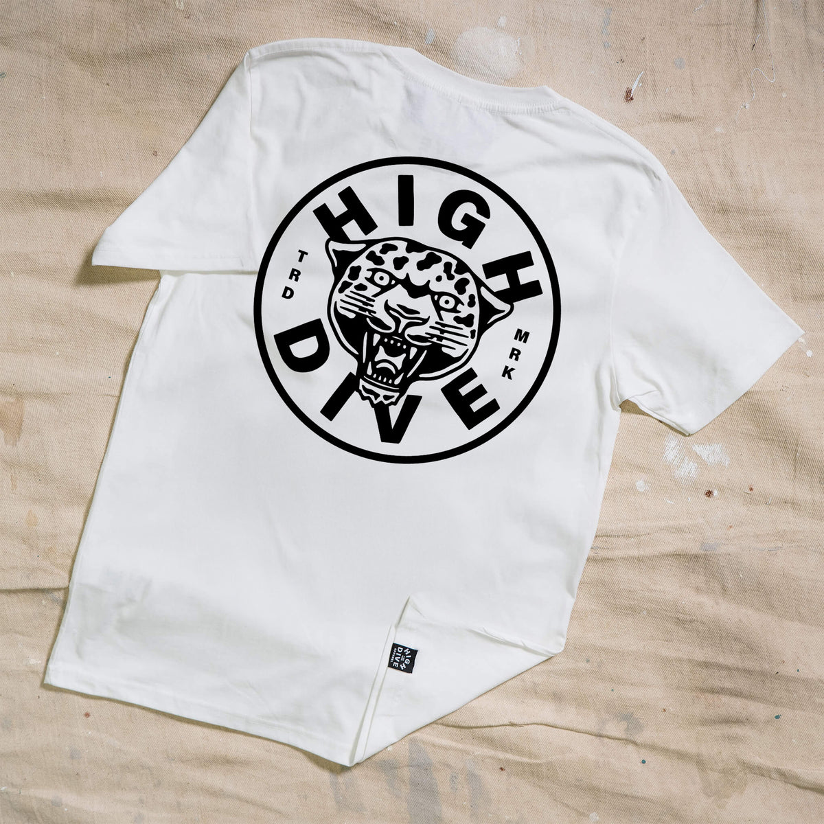 Camiseta blanca con el logo de la pantera 
