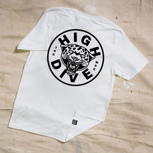 Camiseta blanca con el logo de la pantera 