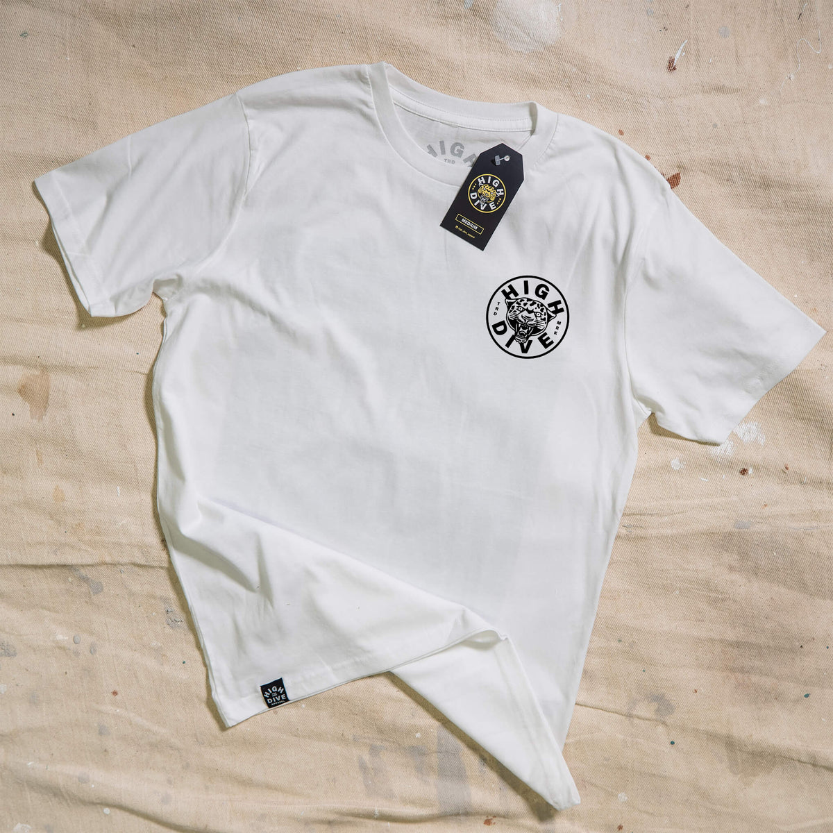 Camiseta blanca con el logo de la pantera 