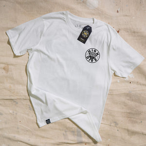Camiseta blanca con el logo de la pantera 
