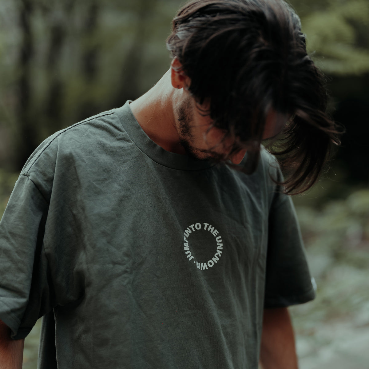 Camiseta de salto a lo desconocido con el círculo de peso pesado 