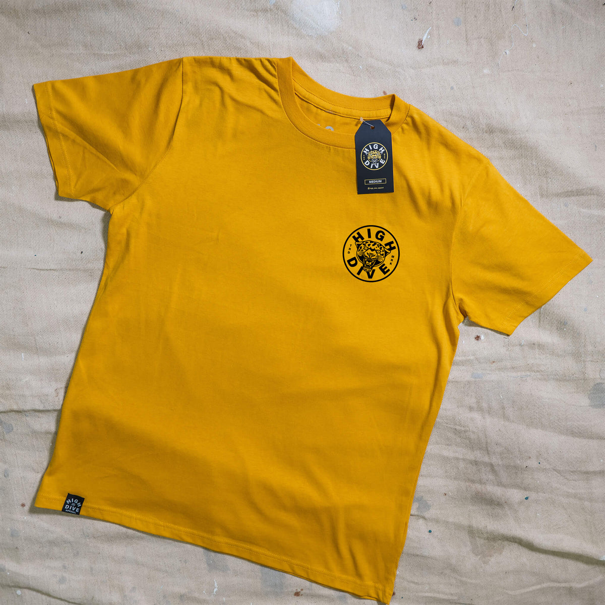 Camiseta mostaza con el logo de la pantera 