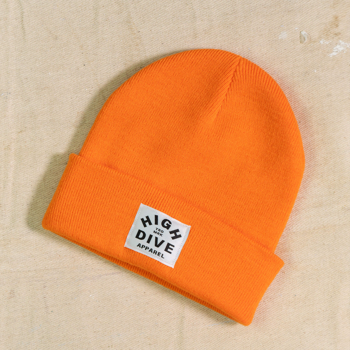 Orange Mütze mit weißem Etikett