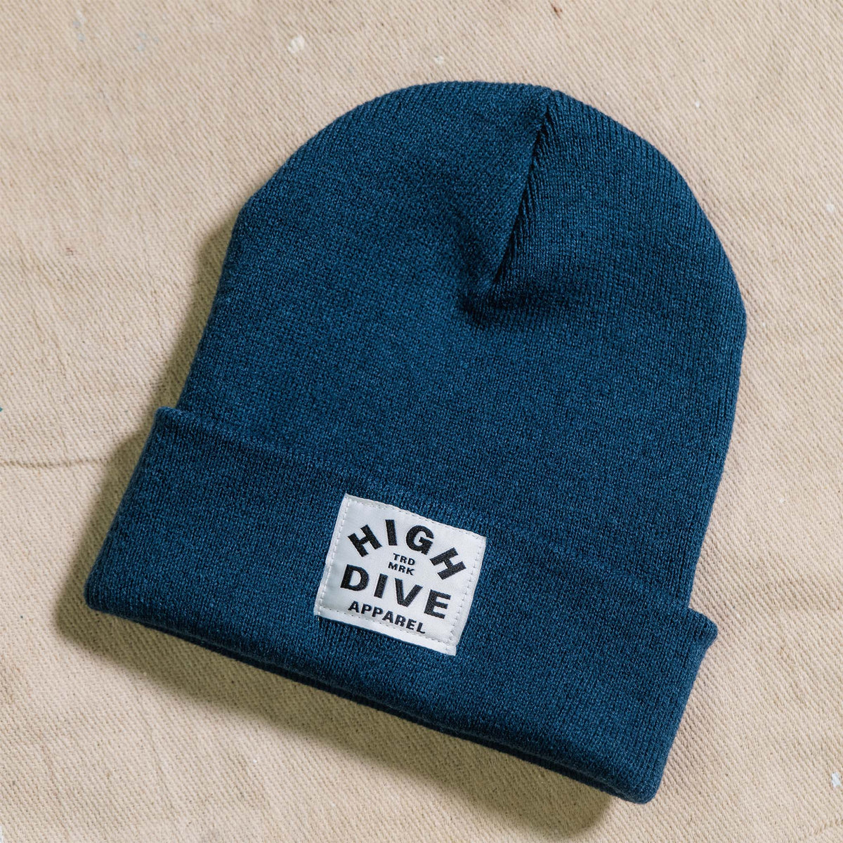 Gorro color petróleo con etiqueta HDA blanca